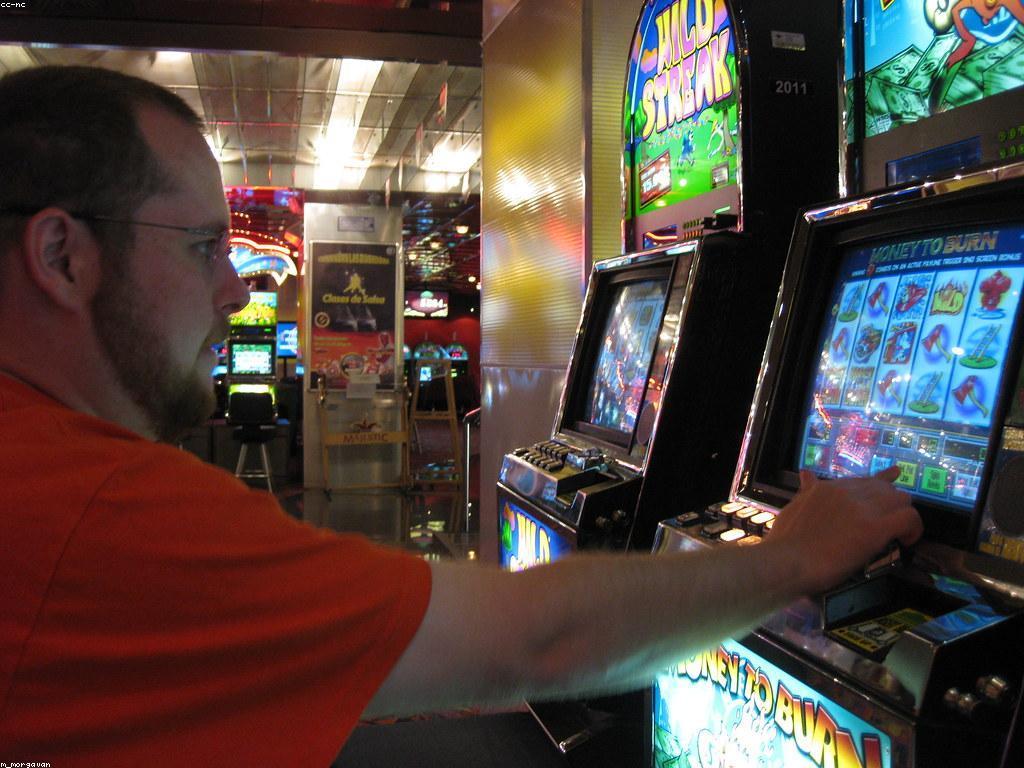 ការទំនាក់ទំនងជាតិនៅក្នុងកាស៊ីណូស្លូត